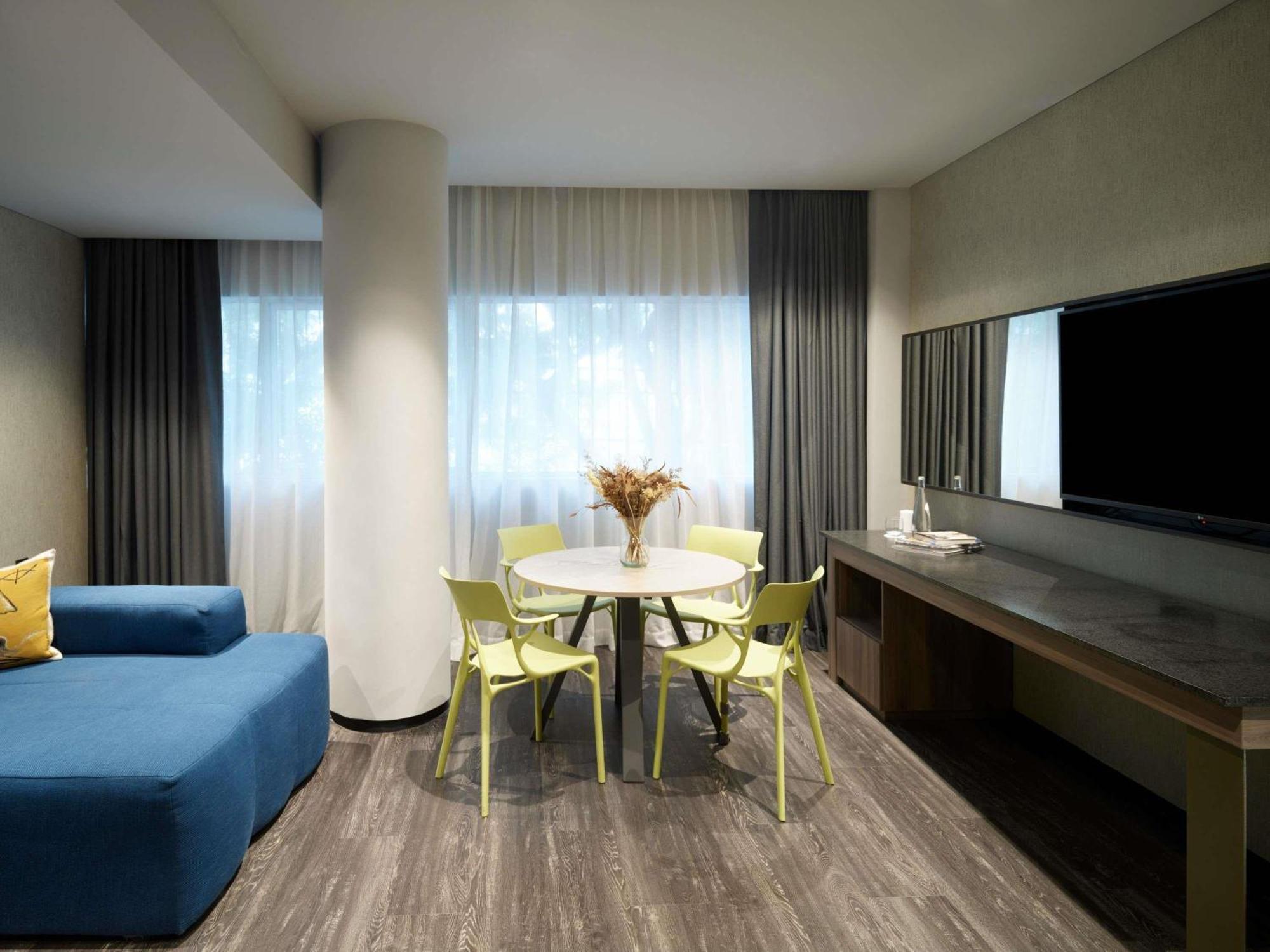 Corner King Suite